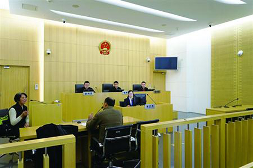 法庭現場，左邊這位女士是翻譯人員，男子是當事人　陳潔　攝