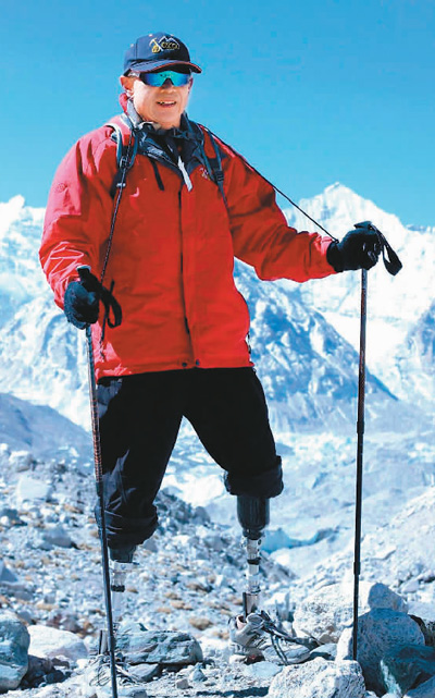 夏伯渝在攀登珠峰過程中。　　(資料照片)