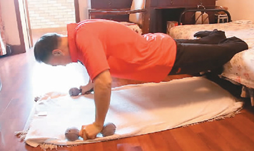 夏伯渝在家里進行力量訓練。　　焦子越攝 