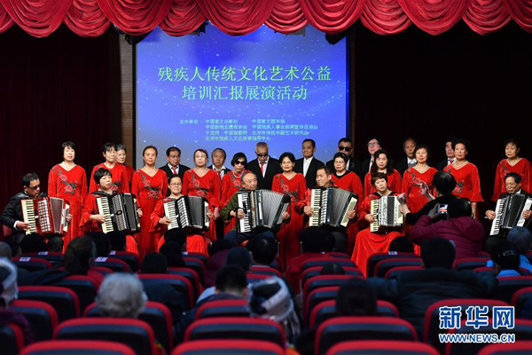 1月24日，盲人手風琴合唱班學員在83歲高齡的助盲志愿者任士榮（臺上中，穿綠衣者）帶領下表演合奏節目。