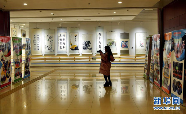 1月24日，一名活動參與者在拍攝培訓成果展示展板。