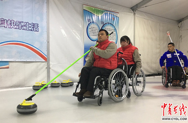 上海市輪椅冰壺隊運動員投壺。