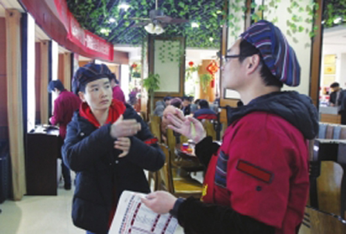 1月23日,湘潭“默默吾聲”餐廳,兩名服務員正用手語交流。 圖/記者華劍
