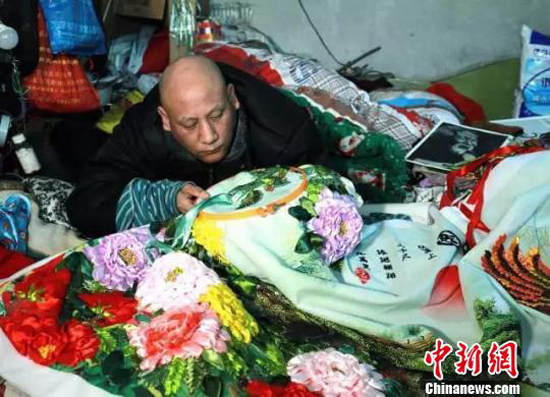 “截癱哥”郝書魁在繡絲帶繡。　劉曉英　攝