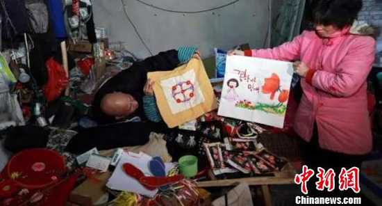 “截癱哥”郝書魁的絲帶繡作品。　劉曉英 攝“截癱哥”郝書魁的絲帶繡作品。　劉曉英 攝