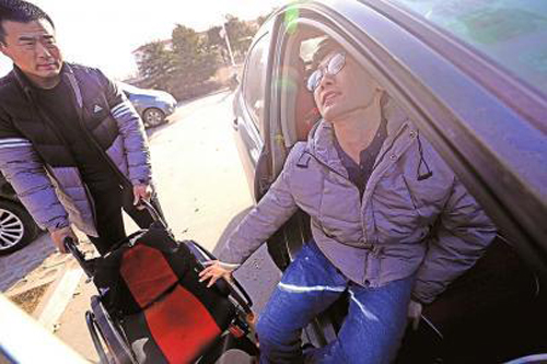 每天下午,趙鳳軍都開車到章丘火車站接兒子回家。