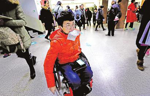 為患者拿藥,雙手忙不過來,嘴也要發揮作用。