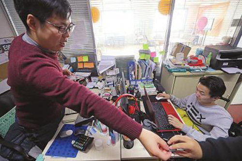 “瓷愛”中心的同事都是一群年輕人,趙浩洋是其中年齡最小的。