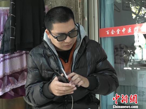 閑暇時，黃訓忠會聽聽音樂。魏堯 攝