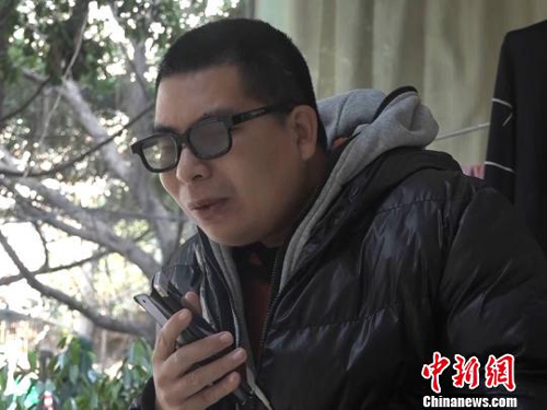 黃訓忠利用智能手機的無障礙功能通話、聊天。　魏堯 攝