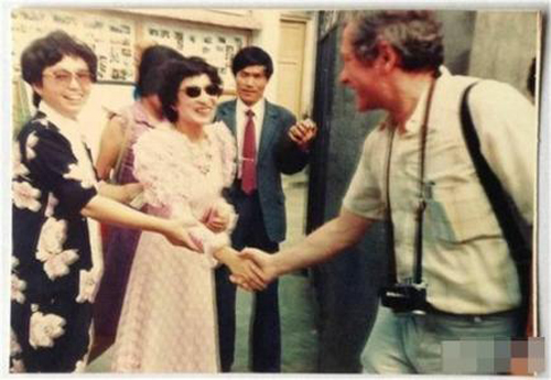 外國記者采訪李芳洲。受訪者供圖