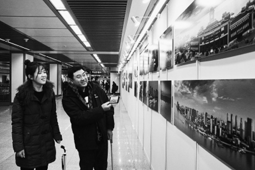 張健(右一)與他的攝影展。本報通訊員 孫晨攝