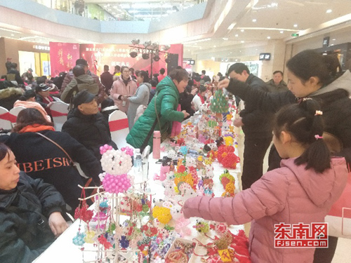 琳瑯滿目的手工作品吸引眾多市民踴躍購買