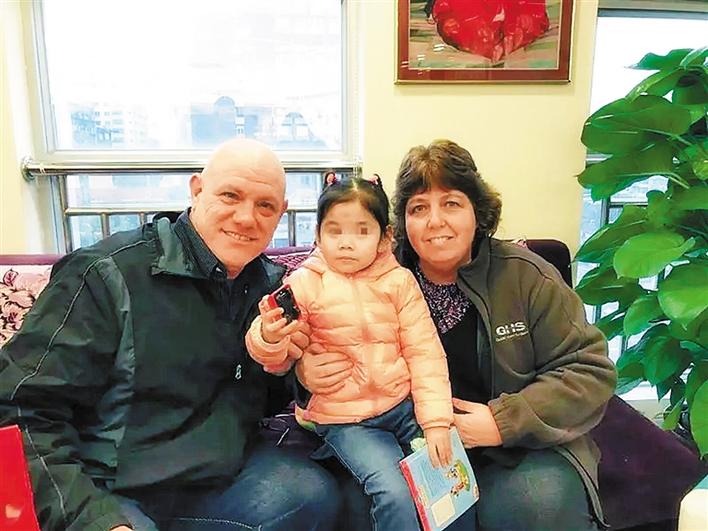 3歲的佳佳(化名)和收養(yǎng)她的Lessard夫婦。