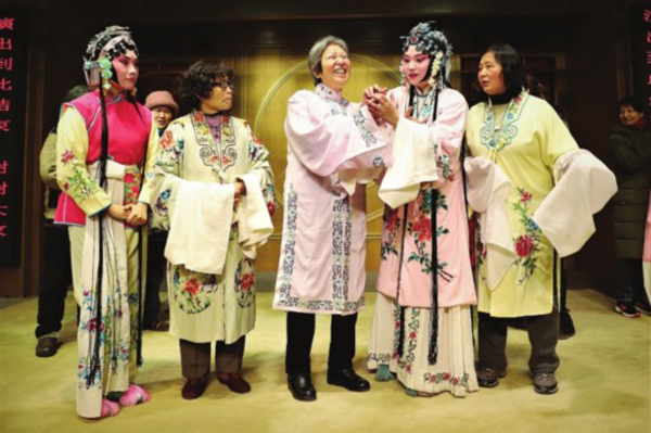 昆劇演員邀請盲人朋友們登臺試穿戲服。□卞華民 攝