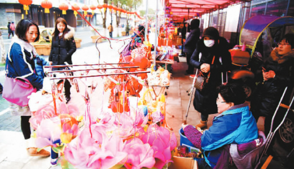 卞春敏和殘友向游客推銷她們的手工作品。本報記者 徐寧攝