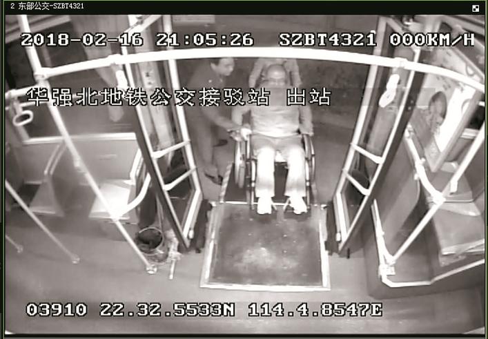 司機幫陳女士把坐輪椅的老人推上車。視頻監控截圖