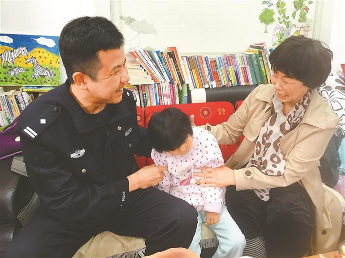 民警們為10個重度腦癱兒童家庭送去了節日慰問品