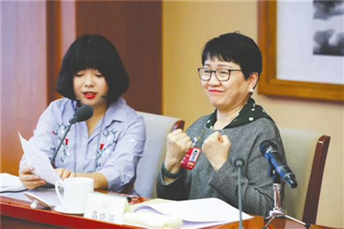 3月4日,在全國政協(xié)十三屆一次會議社會福利和社會保障界分組會上,全國政協(xié)委員高曉笛在手語翻譯何陽的幫助下“發(fā)言”。圖據(jù)新華社