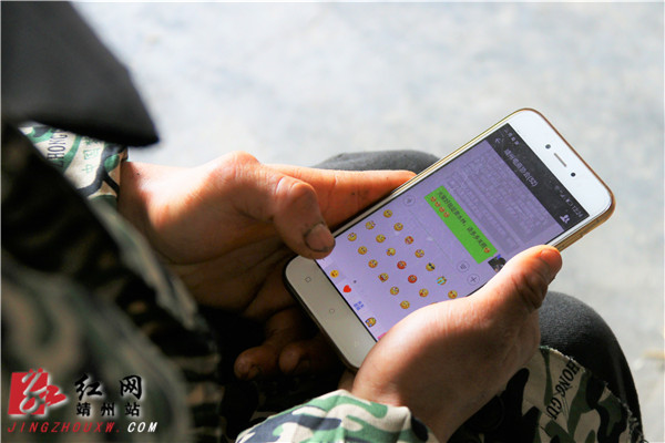 手機(jī)也成為了他的創(chuàng)業(yè)工具。易子明 攝