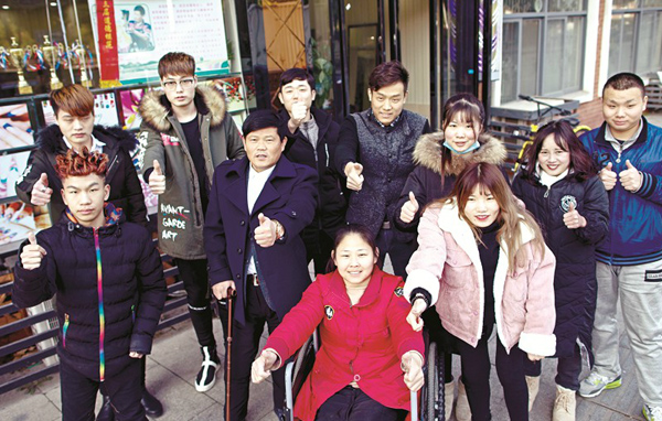 圖為宋忠橋和他的義工徒弟們。