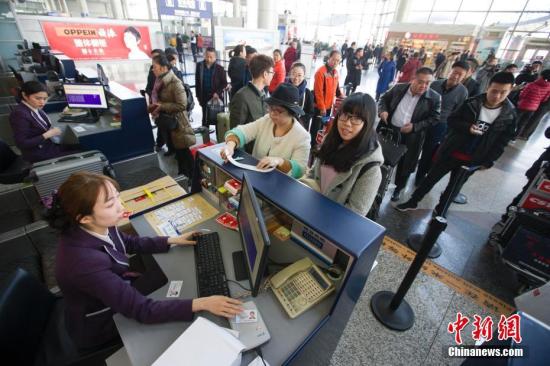 資料圖:民航購票窗口。 張云 攝
