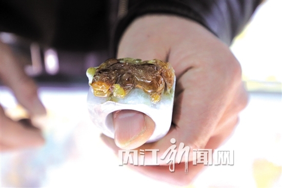 玉扳指上臥貔貅